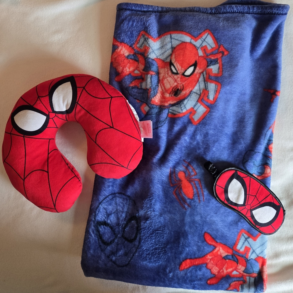 Marvel Red and Blue Spider-Man Blanket Trael Set